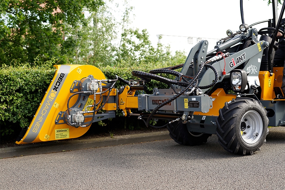 De heggensnoeier HS75HR in combinatie met de wielladerarm WLA60 kopie