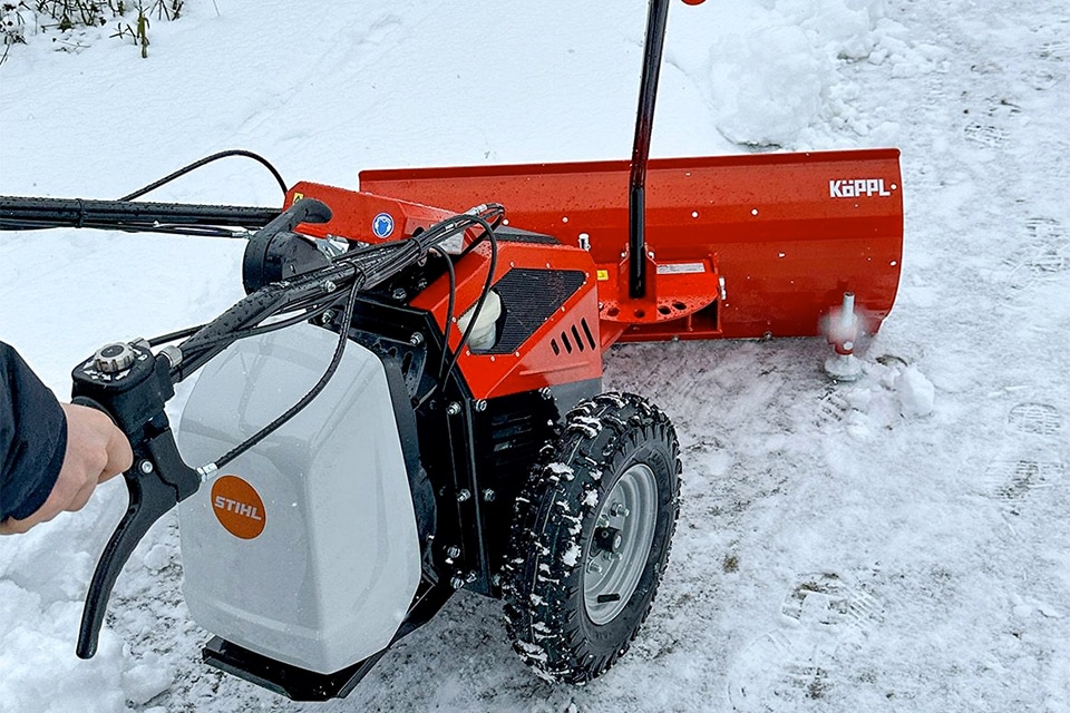 Koppl CEE Stihl met sneeuwschuif 2 kopie