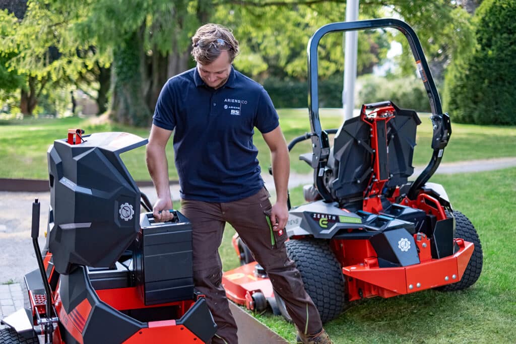 998301 Ariens Arrow E 48 AND 997308 Ariens Zenth E 60R SMHS3911 kopie