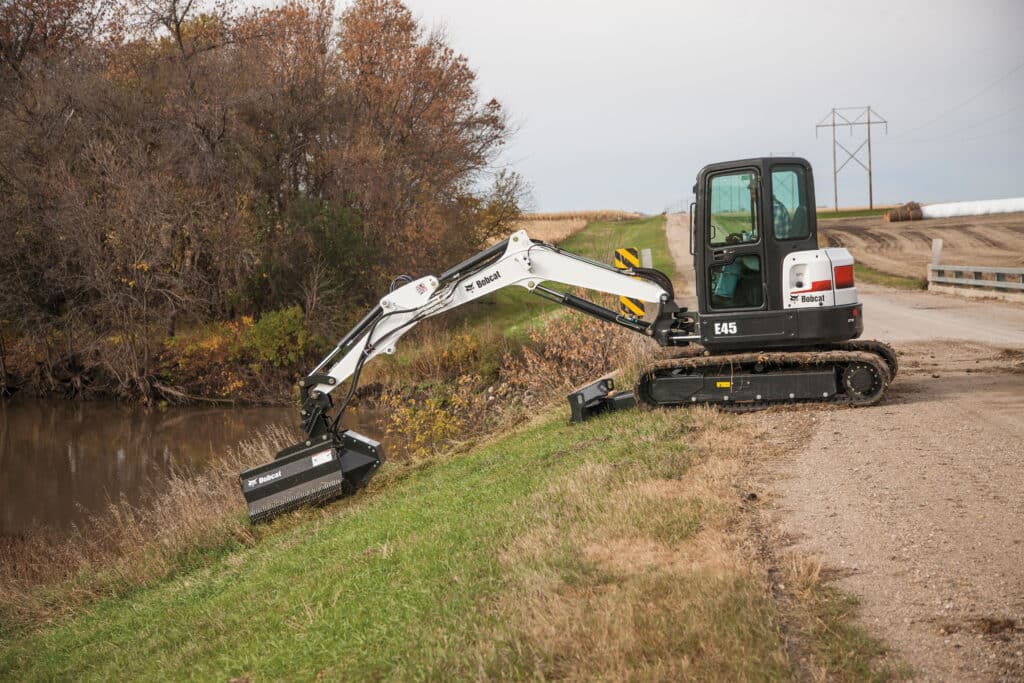 Bobcat minigraver met klepelmaaier