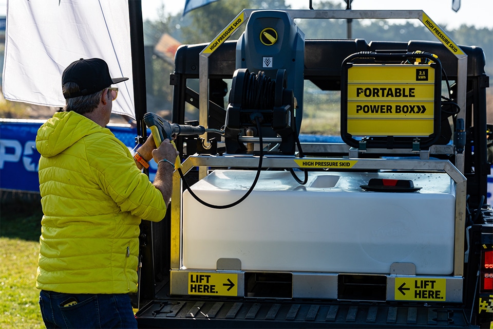 Elektrisch aangedreven side by side met hogedrukreiniger 1