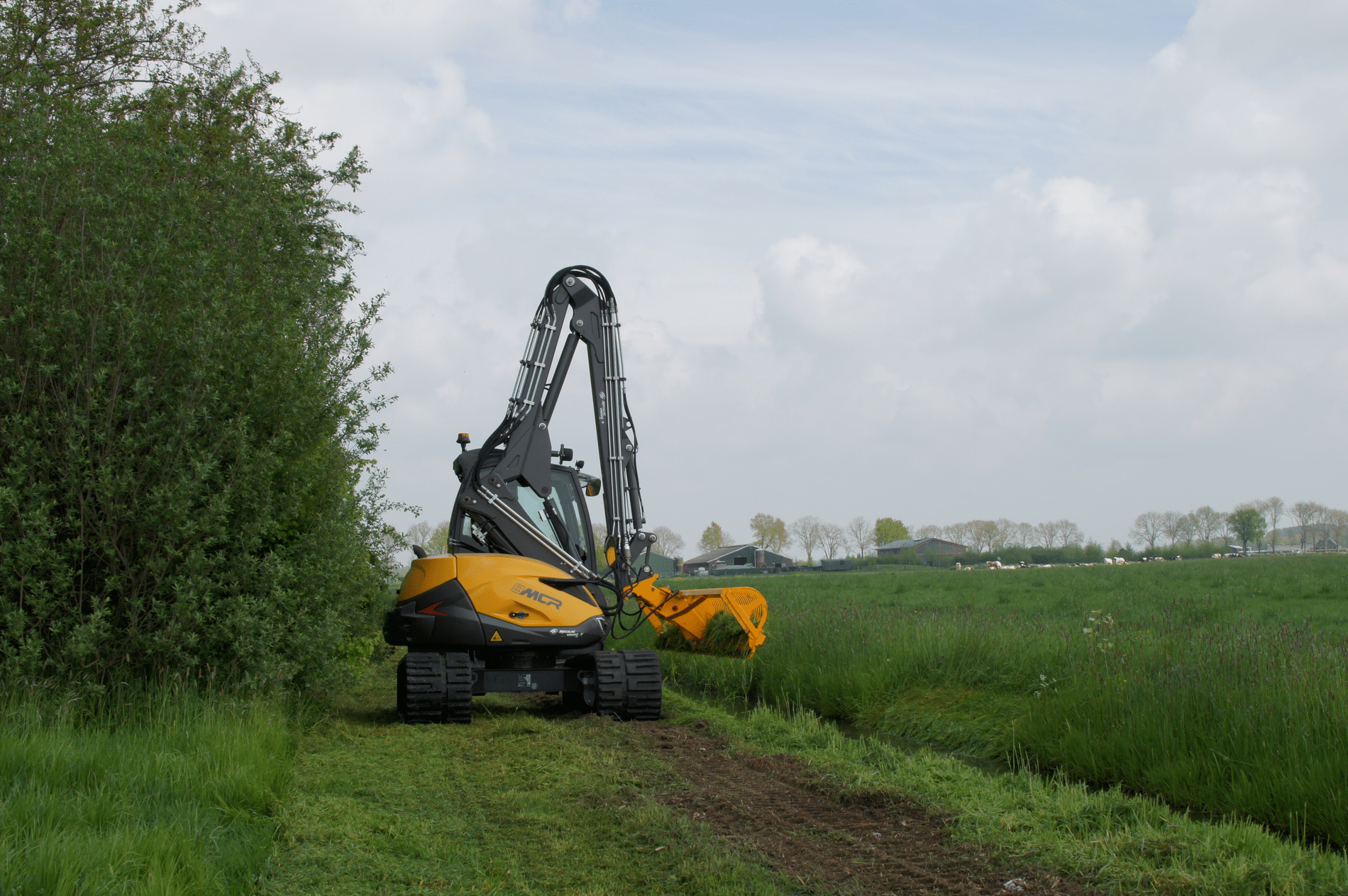 Gespecialiseerde werktuigen voor berm- en slootonderhoud 2