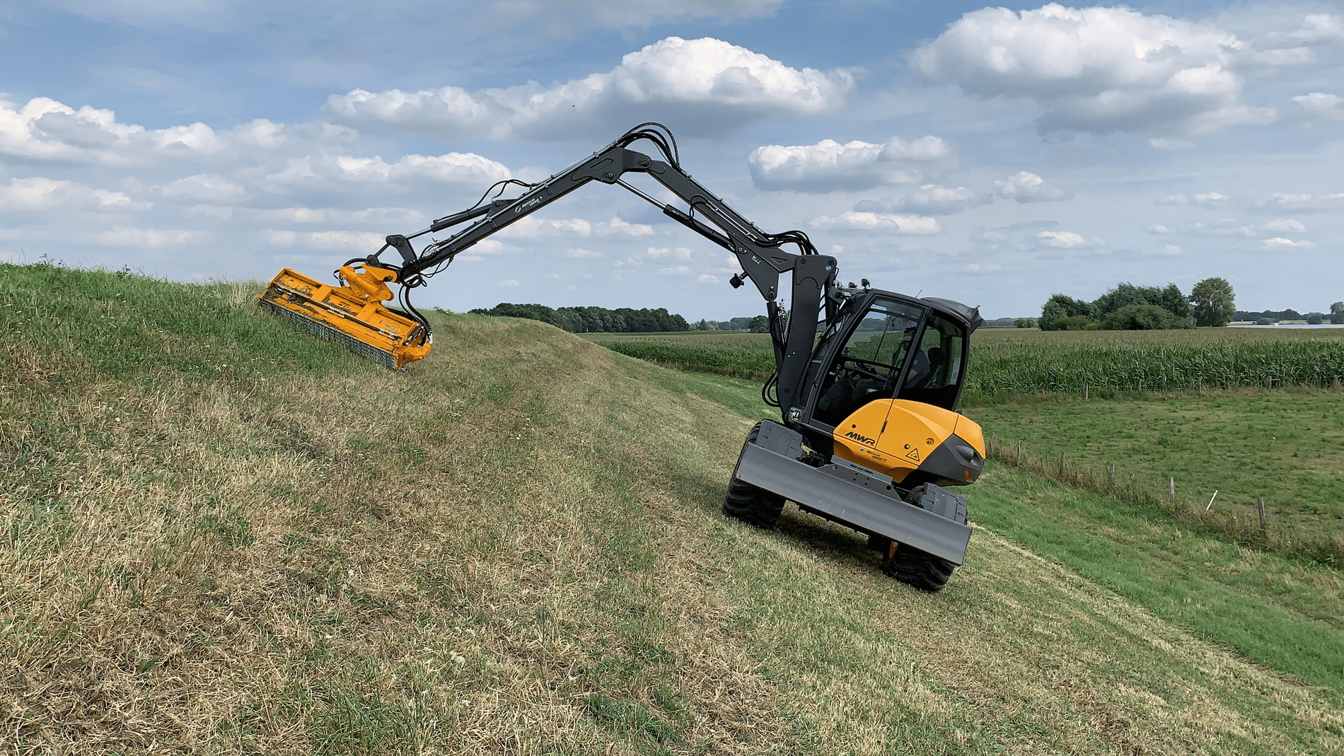 Gespecialiseerde werktuigen voor berm- en slootonderhoud 3