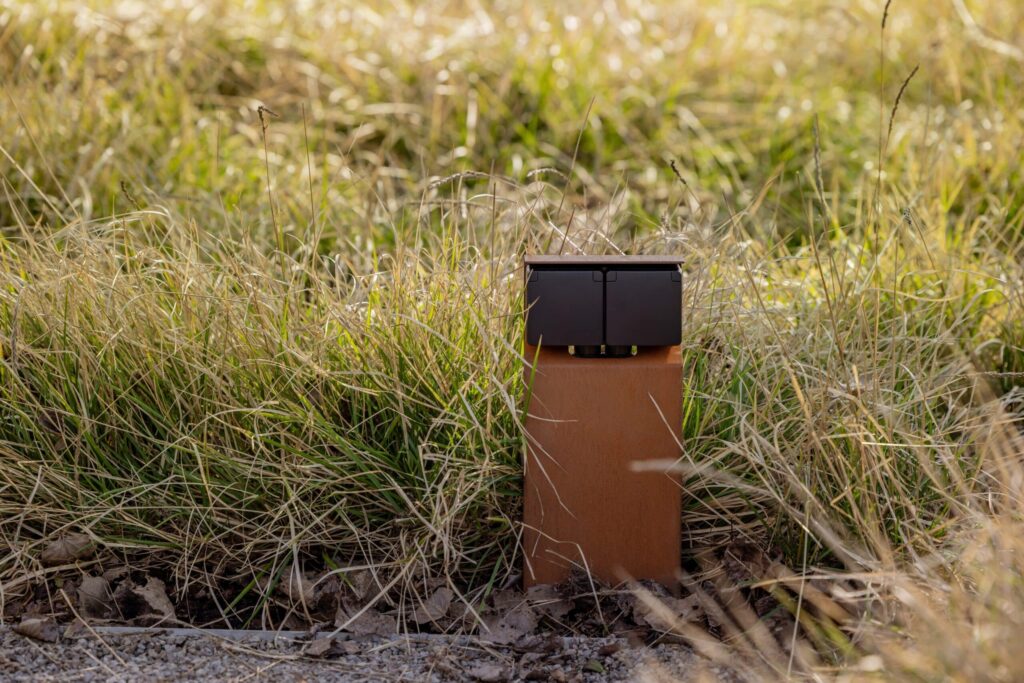 Stroom in de tuin zonder in te leveren op design: Niko introduceert Niko Hydro tuinpaal essential in cortenstaal 3