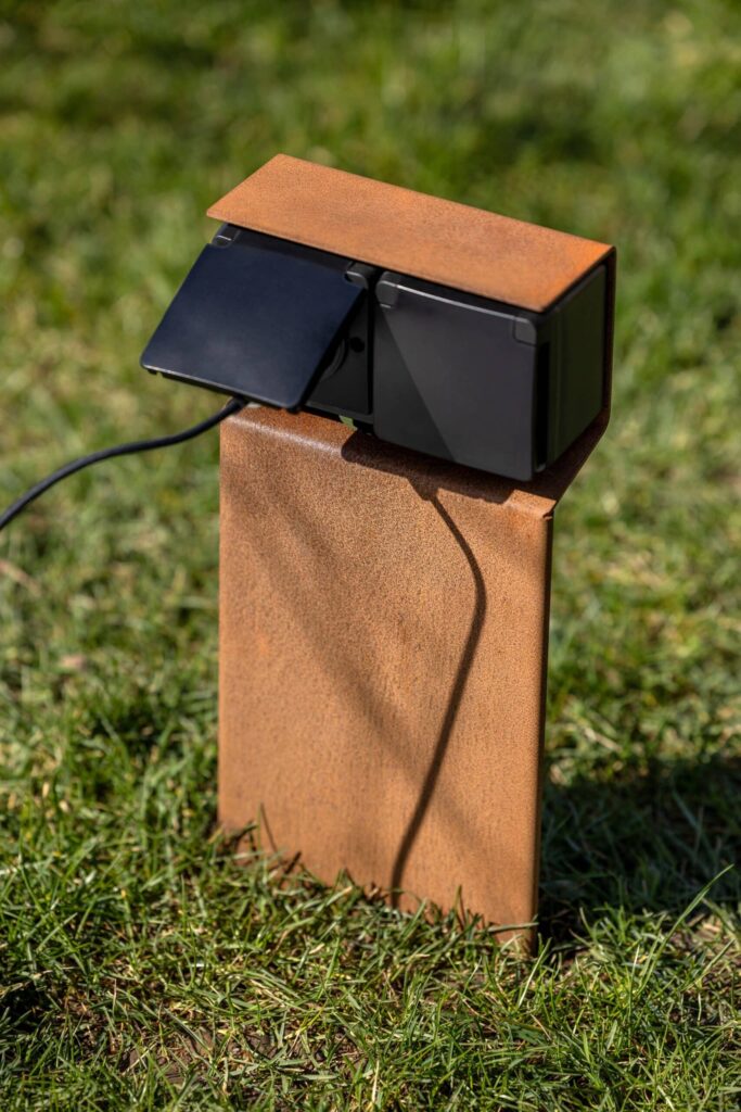 Stroom in de tuin zonder in te leveren op design: Niko introduceert Niko Hydro tuinpaal essential in cortenstaal 1