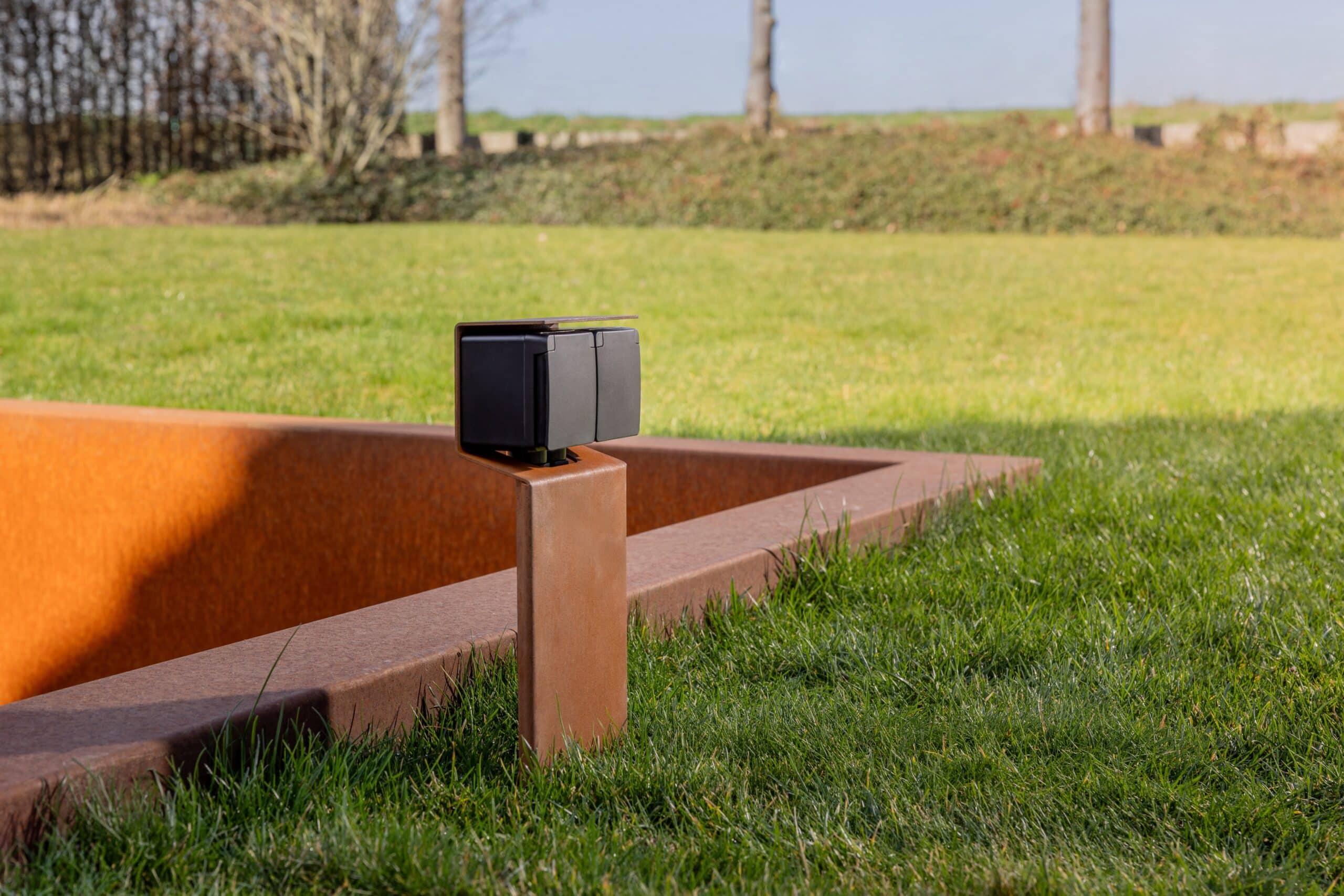 Stroom in de tuin zonder in te leveren op design: Niko introduceert Niko Hydro tuinpaal essential in cortenstaal 1