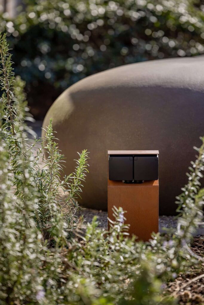 Stroom in de tuin zonder in te leveren op design: Niko introduceert Niko Hydro tuinpaal essential in cortenstaal 2