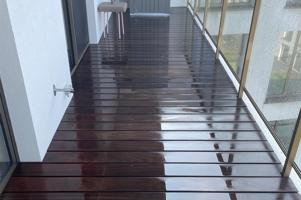 Houten terrassen reinigen zónder vezelschade 2