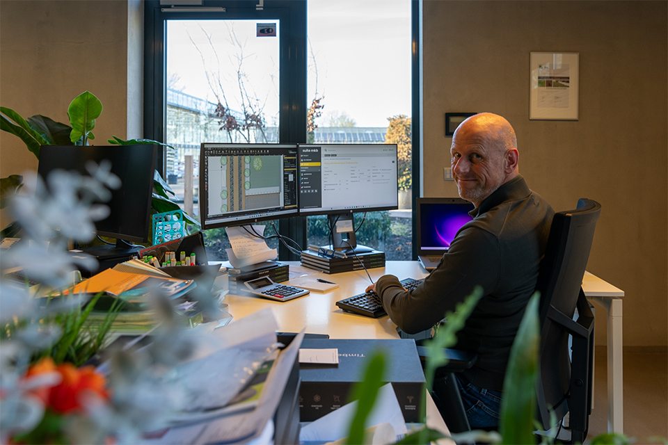 Abrahams Hoveniers snoeit in de administratie 1