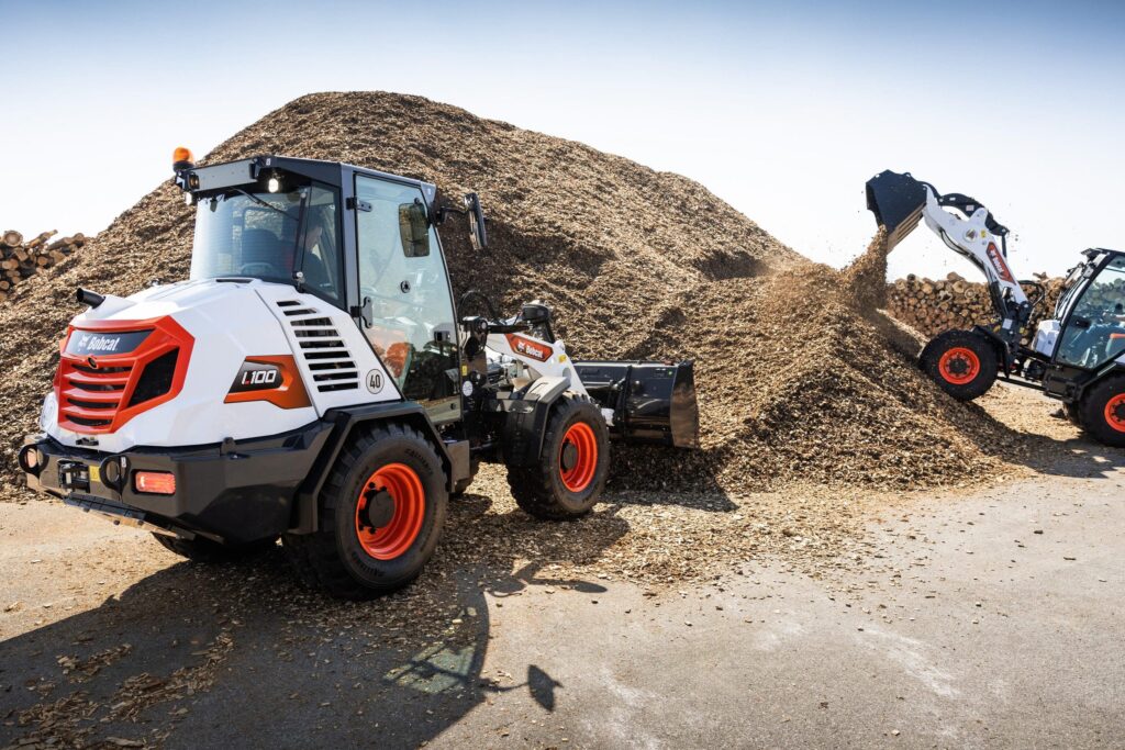 Meer vermogen, slimmere bediening: Bobcat presenteert de nieuwe L100 en vernieuwde L85 compacte wielladers op GaLaBau 1