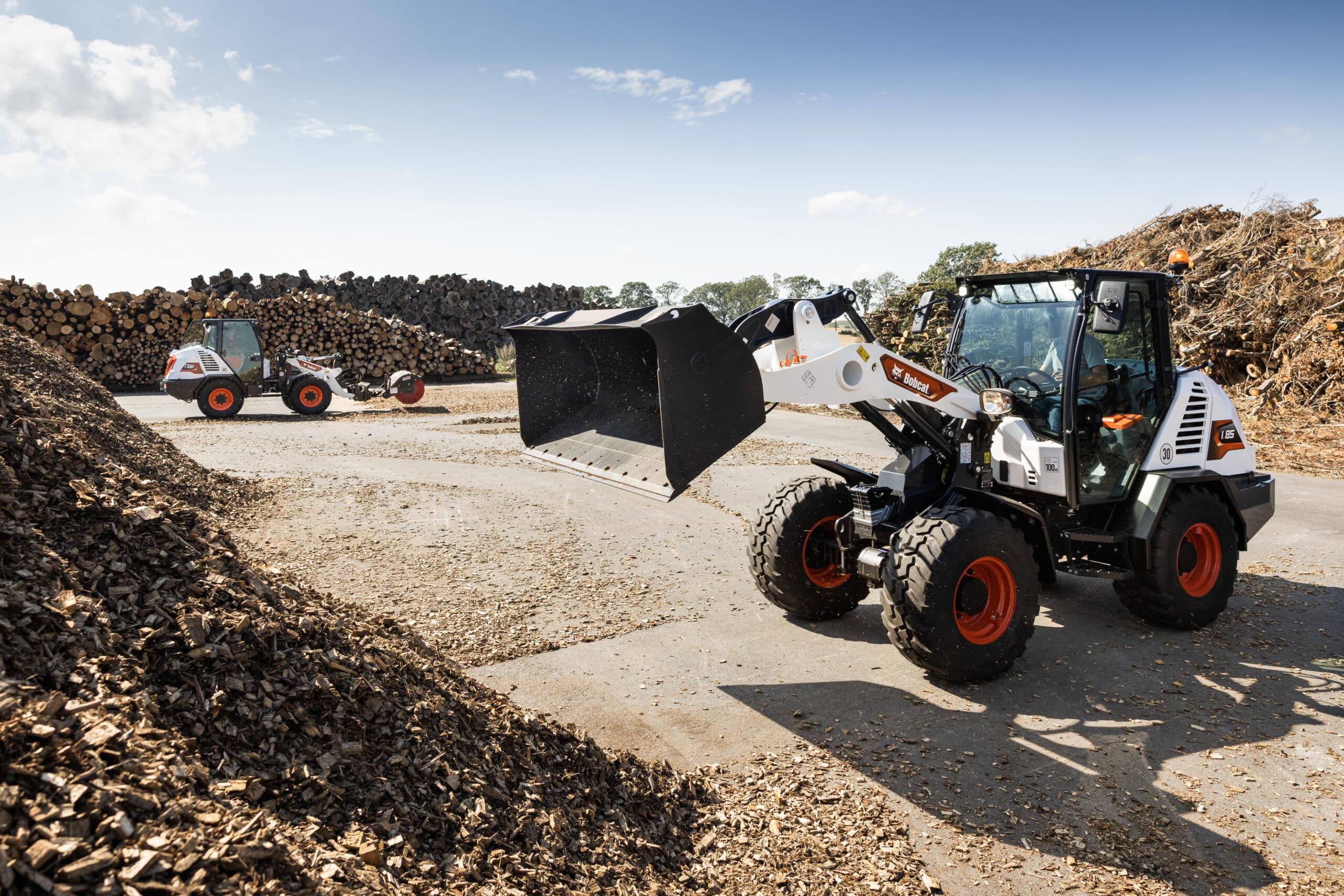 Meer vermogen, slimmere bediening: Bobcat presenteert de nieuwe L100 en vernieuwde L85 compacte wielladers op GaLaBau 3