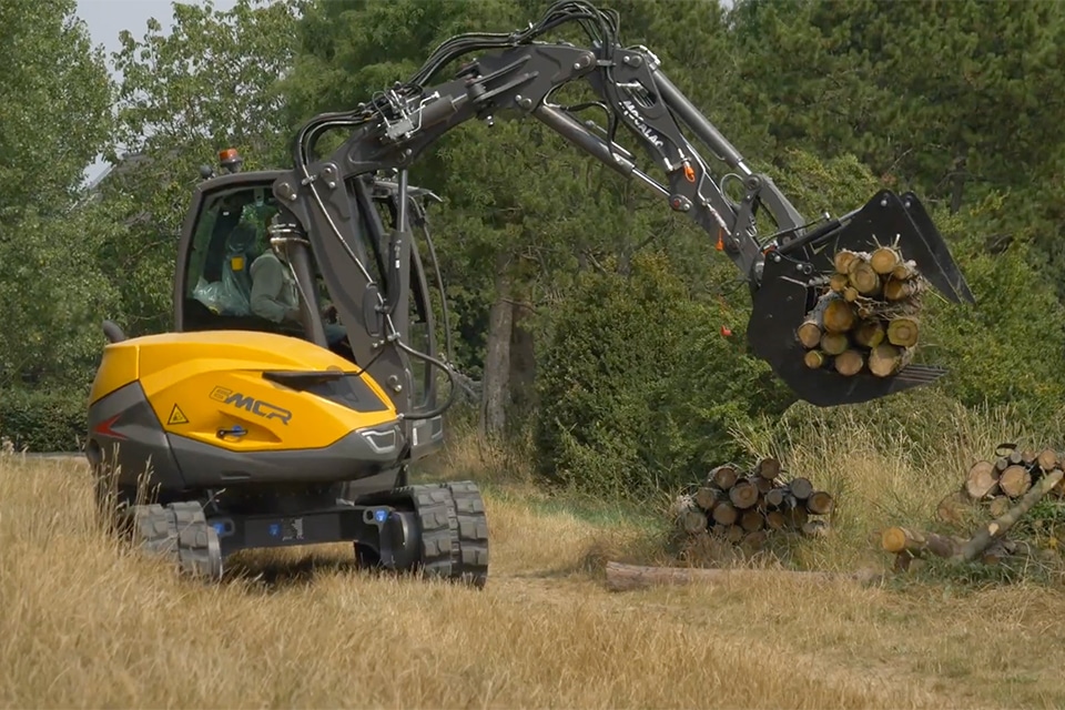 Eén machine voor graven, laden en groenwerk 2